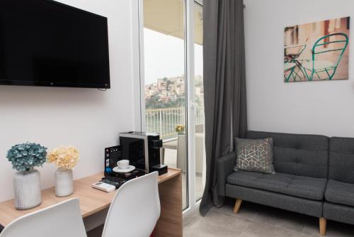TV a/nebo společenská místnost v ubytování Olive House Apartments