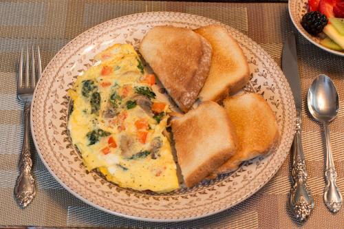 un piatto di cibo con uova e pane su un tavolo di Munro House Bed and Breakfast a Jonesville