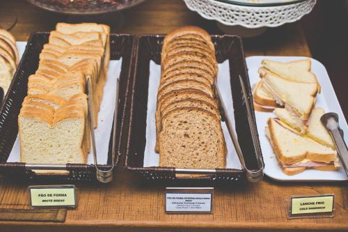 eine Gruppe von Sandwiches in Tabletts auf einem Tisch in der Unterkunft Comfort Hotel Araraquara in Araraquara