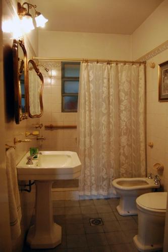a bathroom with a sink and a toilet and a shower at Casa Monty in Mina Clavero