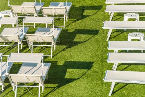 an overhead view of white tables and chairs on the grass at Hotel Villa Katy in Bardolino