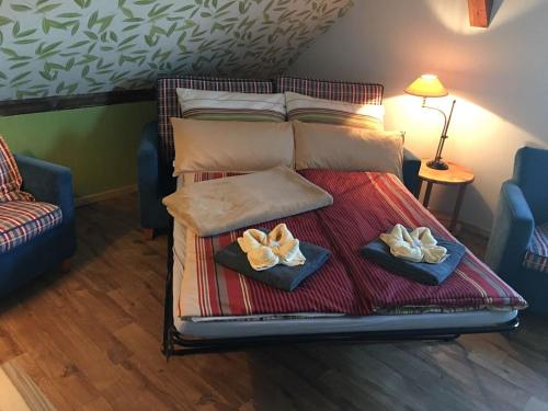 Una cama con dos toallas encima. en Ferienwohnung Gleißner, en Garz
