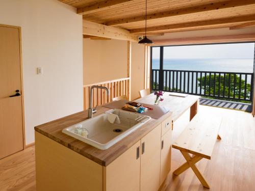 Balkón nebo terasa v ubytování Villa SACHIIBARU 浜辺の茶屋 の 宿