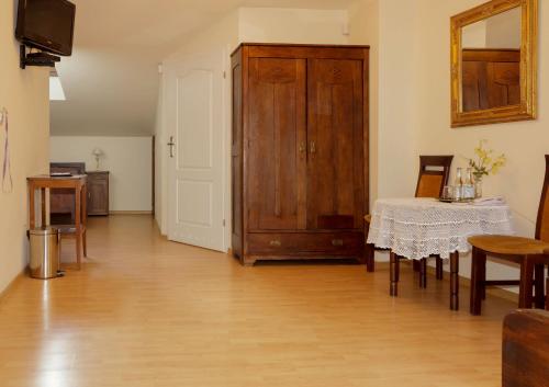 een woonkamer met een tafel en een kast bij Aparthotel Camea in Krakau