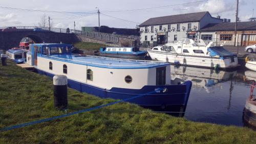 Roisin Dubh Houseboat