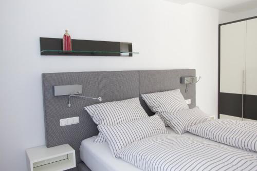 a bedroom with two twin beds and a headboard at Refugium 2 in Emsdetten