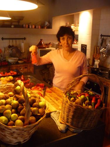 una mujer parada en una cocina con cestas de fruta en Casa Rural Usategieta, en Genevilla