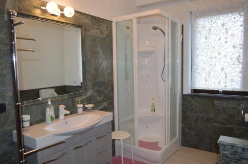 y baño con lavabo, ducha y aseo. en La Reggia dell'Etna, en Zafferana Etnea