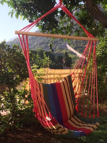 eine bunte Hängematte, die von einem Baum hängt in der Unterkunft Apartment Nada in Ston