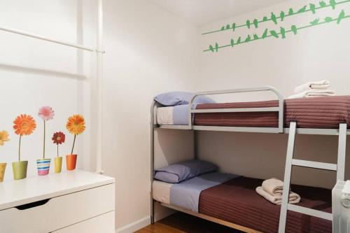 Bunk bed o mga bunk bed sa kuwarto sa L'alzina Apartment