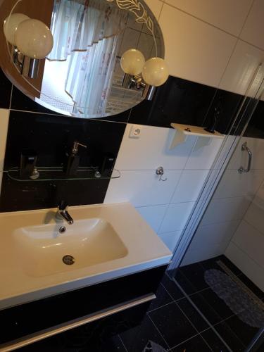 a bathroom with a sink and a mirror at Ferienwohnung Röbel/Müritz in Röbel