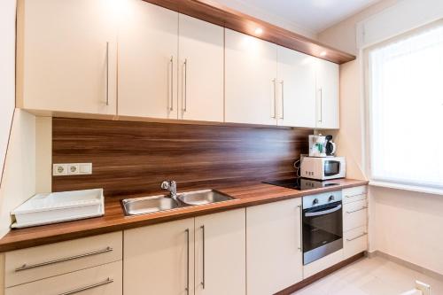 A kitchen or kitchenette at Leander Apartman