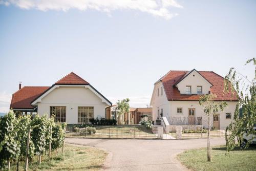 une maison avec une clôture devant elle dans l'établissement Tri lučke Hotel & Restaurant, à Krško