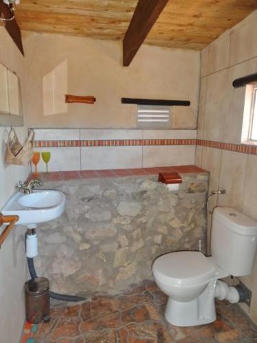 a bathroom with a toilet and a sink at Casa Roca in Perelló