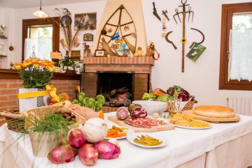 a table filled with lots of different types of vegetables at Agriturismo Alba in Baone
