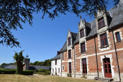 an old brick building with a blue sky in the background at Château de Jallanges & Spa à Vouvray - 1h de spa incluse par jour in Vouvray