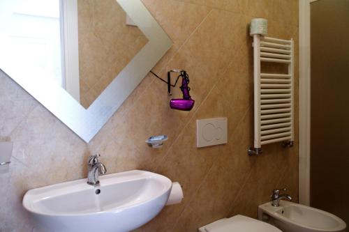 baño con lavabo y aseo y ventana en B&B Cinque Terre Da Levanto, en Levanto