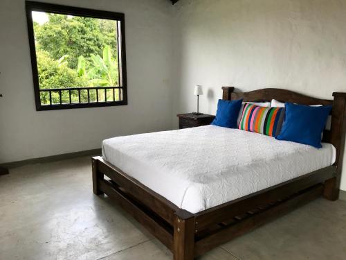 Een bed of bedden in een kamer bij Finca La Bambusa