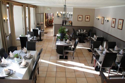 une salle à manger avec des tables et des chaises dans un restaurant dans l'établissement Hôtel des Chazes, à Saint-Jacques-des-Blats