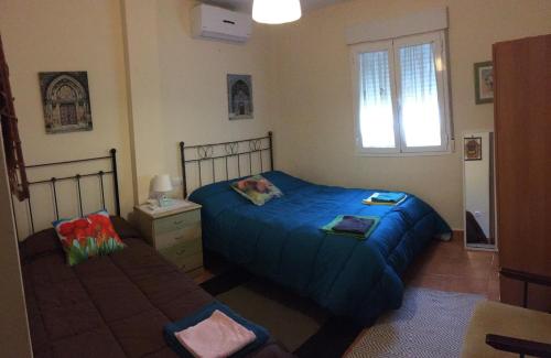 a bedroom with two beds and a window at VILLA HISPANO-BRASILEÑA-Fiestas NO in Purchil