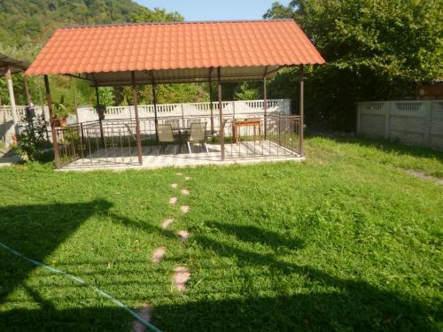 Ein Garten an der Unterkunft Guesthouse Vashlovani