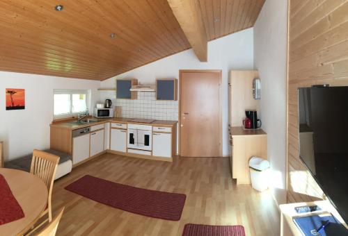 クレスターレ・アム・アールベルクにあるLandhaus Lacknerの小さなキッチン(テーブル付)、キッチン付きの部屋