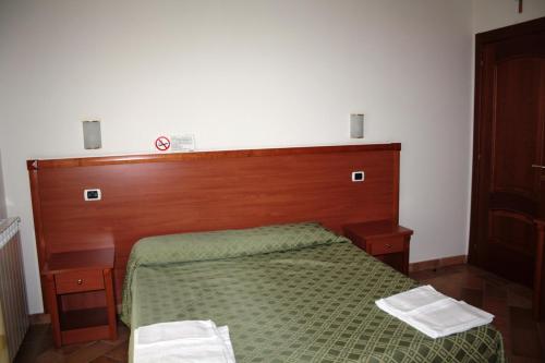 hotel gans tesisinde bir odada yatak veya yataklar