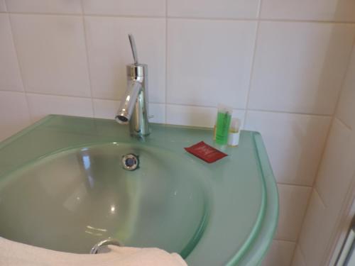 lavandino in bagno con rubinetto di chambre single avec breakfast a Cannes