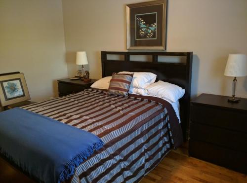 Tempat tidur dalam kamar di Elcho's ExplOre Ottawa #3