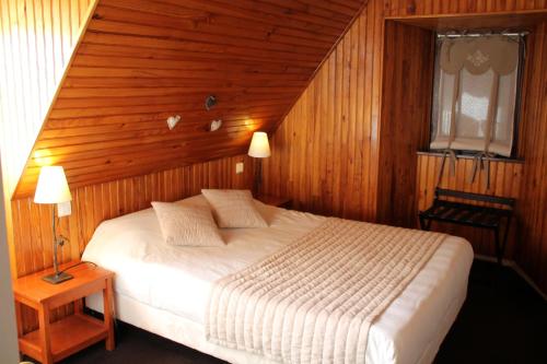 Tempat tidur dalam kamar di Hôtel des Chazes