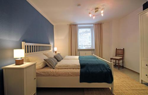 Un pat sau paturi într-o cameră la Wildburgmühle