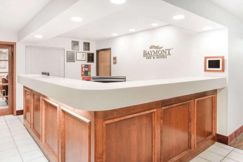 a bar at a hair salon with a white counter at Baymont by Wyndham Rolla in Rolla