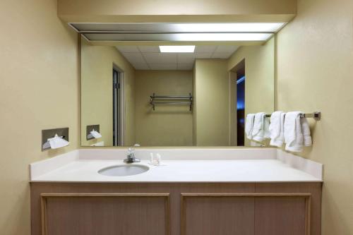 Bathroom sa Extend-a-Suites - Extended Stay, I-40 Amarillo West