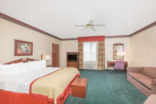 Postel nebo postele na pokoji v ubytování Baymont by Wyndham Jonesboro