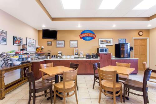 un restaurante con 2 mesas y una cocina en Baymont by Wyndham Plymouth, en Plymouth