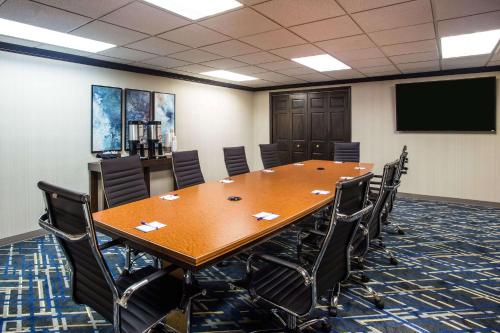Бизнес-центр и/или конференц-зал в Baymont by Wyndham Madison West/Middleton WI West