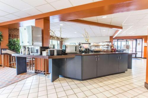 een grote keuken met een aanrecht in een kamer bij Baymont by Wyndham Cincinnati Sharonville in Sharonville
