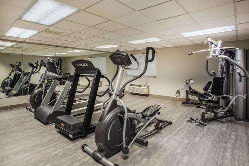 Фитнес-центр и/или тренажеры в Baymont by Wyndham Madison West/Middleton WI West
