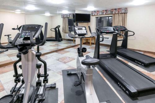 Gimnasio o instalaciones de fitness de Baymont by Wyndham Arlington At Six Flags Dr