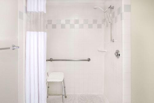 Ett badrum på Baymont by Wyndham Janesville
