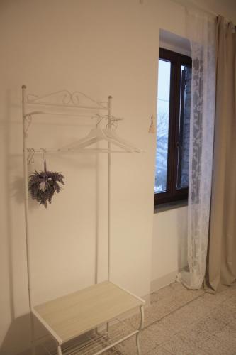 a white room with a bench and a window at Casa Sofì in Tolentino