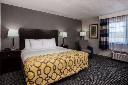 Кровать или кровати в номере Baymont by Wyndham Madison West/Middleton WI West