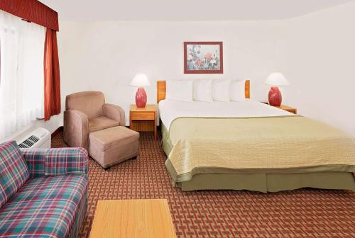 Llit o llits en una habitació de Baymont by Wyndham St. Joseph/Stevensville