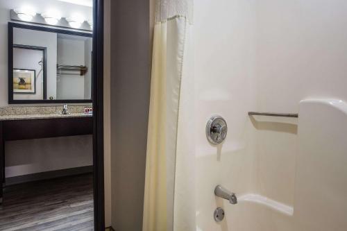 Ванная комната в Baymont by Wyndham Madison West/Middleton WI West