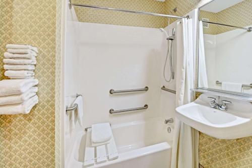 Bathroom sa Baymont by Wyndham Indianapolis