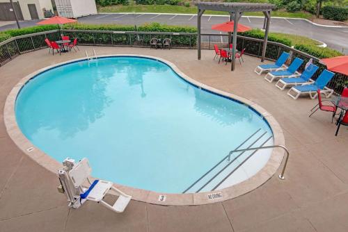 Vista de la piscina de Baymont by Wyndham Nashville Airport o d'una piscina que hi ha a prop