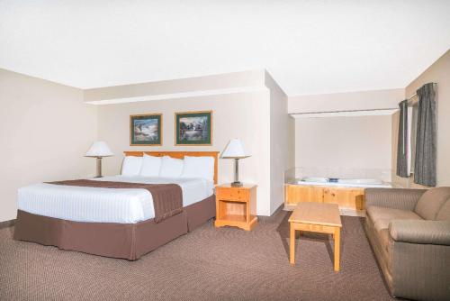 Ένα ή περισσότερα κρεβάτια σε δωμάτιο στο Baymont by Wyndham Baxter/Brainerd Area