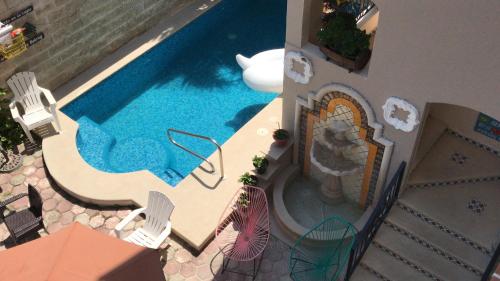 בריכת השחייה שנמצאת ב-Suites Fenicia או באזור