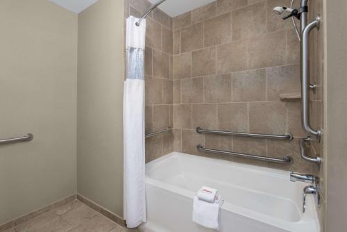 Baymont by Wyndham Minot tesisinde bir banyo