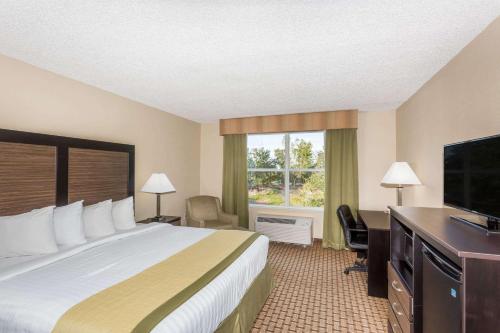 Baymont by Wyndham Fort Myers Airport tesisinde bir odada yatak veya yataklar